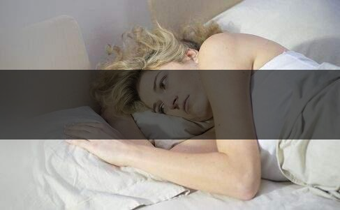 喝茶失眠怎樣才能快速入睡，這樣可以有效防止失-2