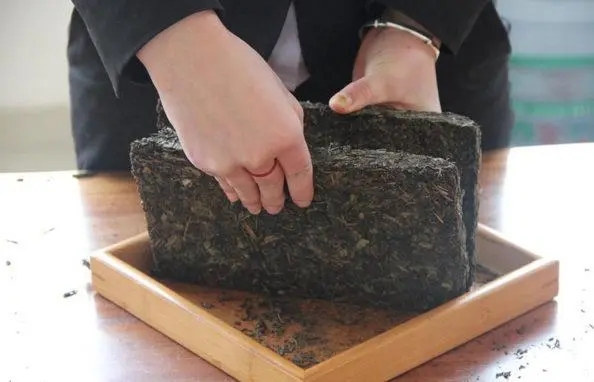 2022年怎么撬普洱茶磚？