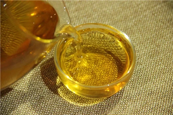 還在用自來水泡茶？難怪你泡的茶滋味不行~