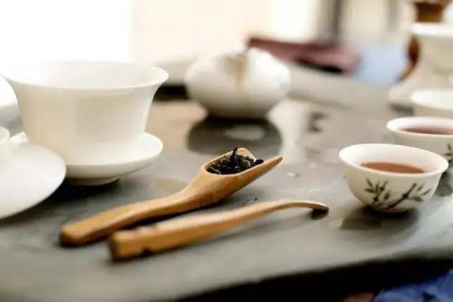 為什么有時喝茶嗓子會發(fā)干？